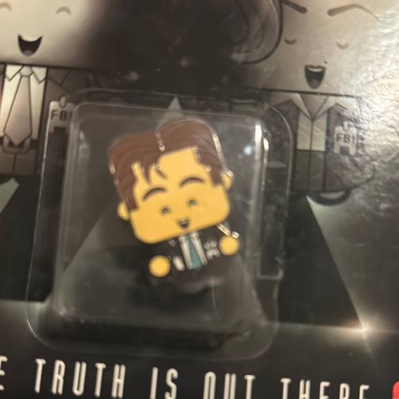The X-Files Pin Pals Collectible Pin - Picture 4 of 4